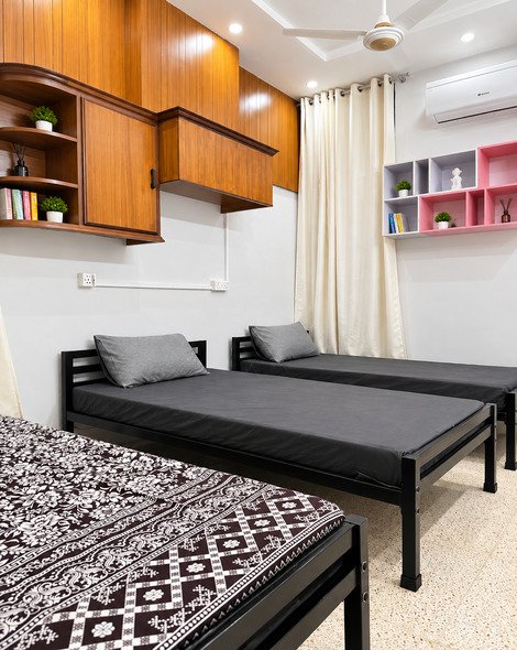 https://onegirlshostellahore.com/wp-content/uploads/2026/09/3-Beds-Room.jpg